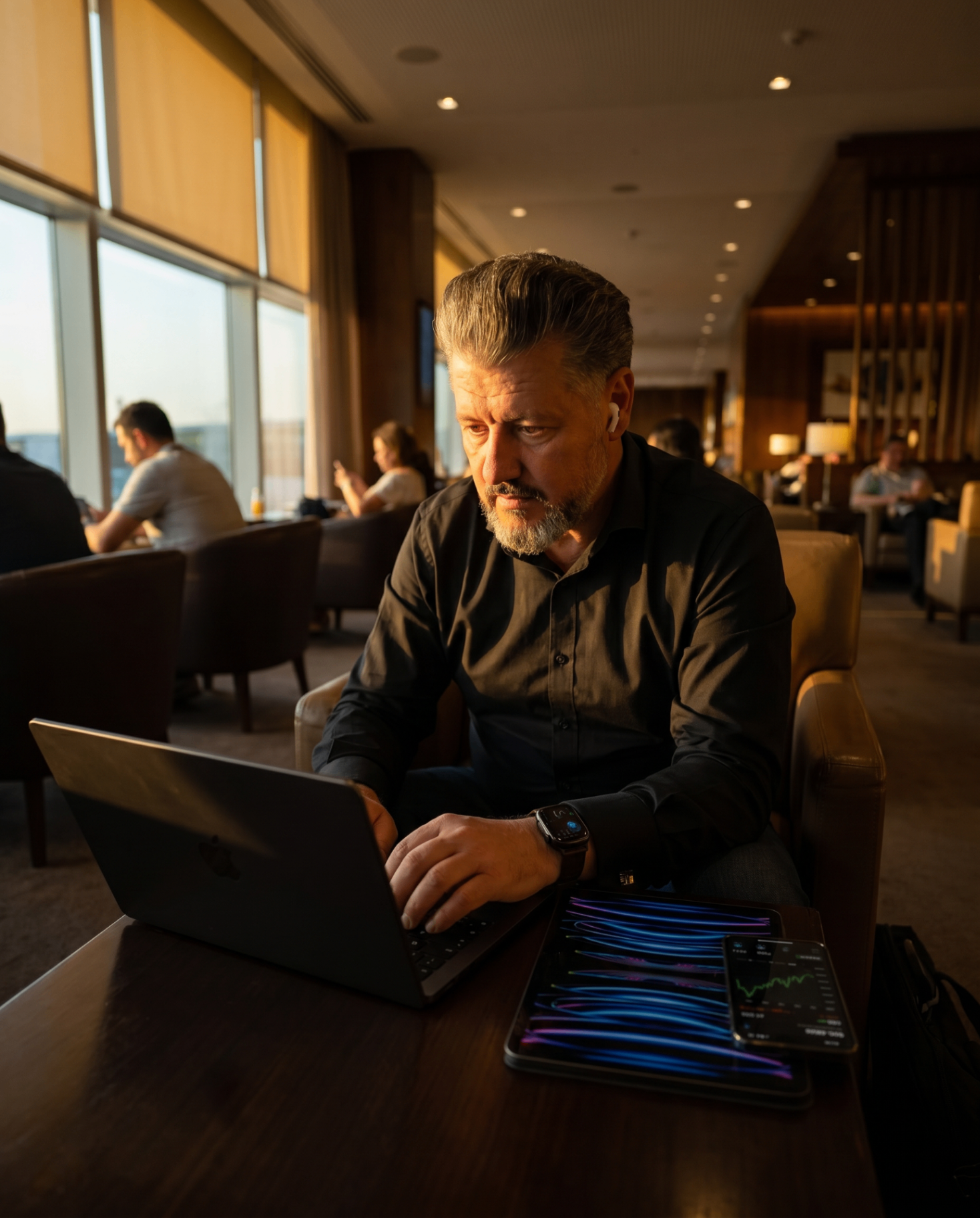 Pierre Oliveira a trabalhar remotamente com laptop, tablet e telemóvel